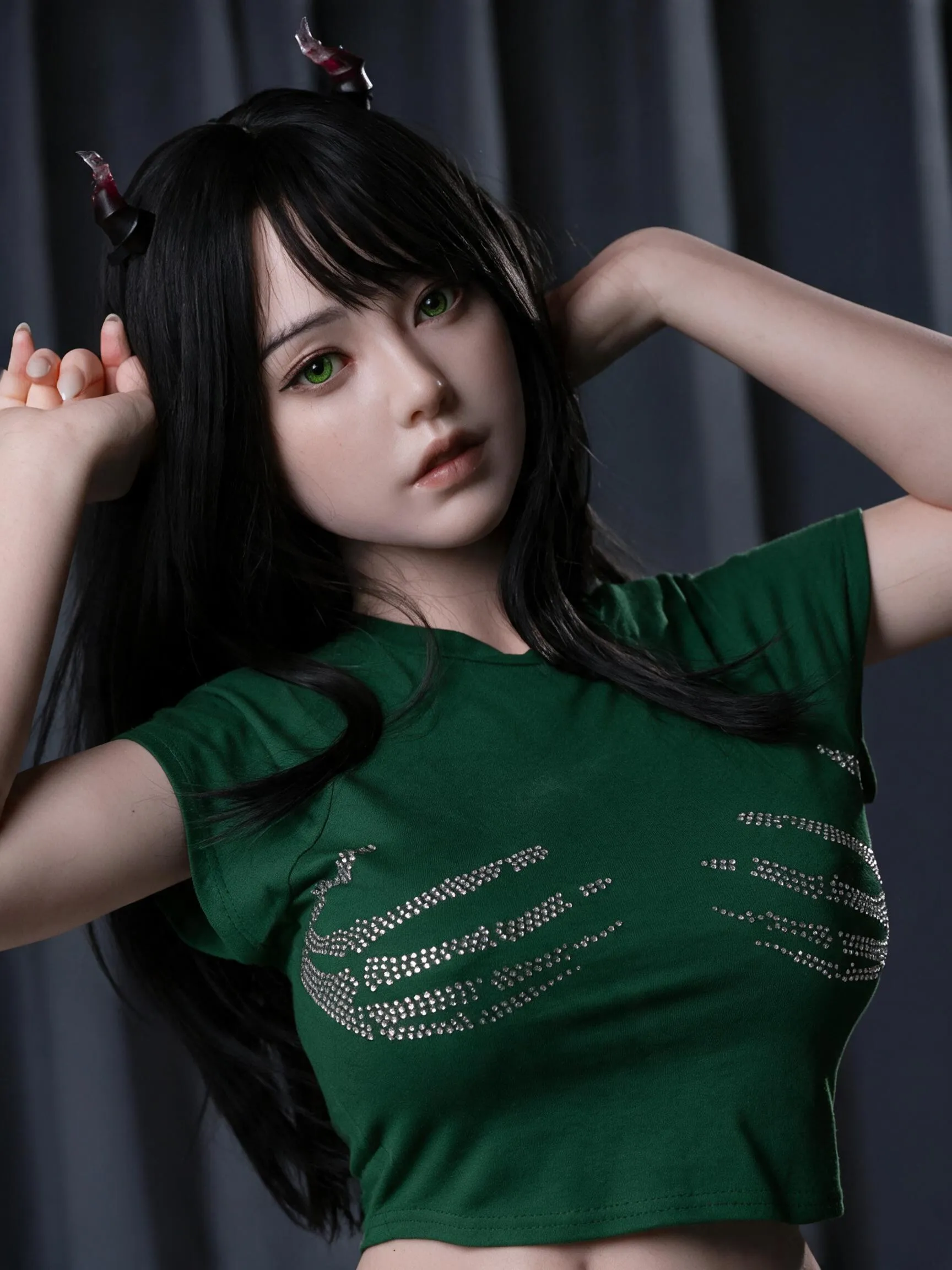 Look preview in DollVue: Black hair, Green eyes